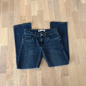 Levi's 512 jeans - Säljer ett par klassiska Levi's 512 jeans i mörkblå denim. De har en straight passform och midwaist. Perfekta för en avslappnad stil. Jeansens design inkluderar fem fickor och en knappgylf. Byxorna är använda max 2 gånger. Storlek 10-12 år men passar mig som är 173 mycket bra. Hör gärna av er vid frågor eller fler bilder