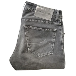 Grå jeans från Jacob Cohen - Snygga grå jeans från Jacob Cohen med knappgylf och klassisk femficksdesign. Perfekta för en stilren look. Tillverkade i högkvalitativt material för bästa komfort. Modell nick 