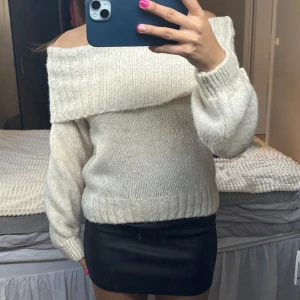 Beige offshoulder stickad tröja - Säljer en snygg beige offshoulder stickad tröja med långa ärmar. Endast använd ett fåtal gånger, säljes pga att den inte kommer till använding. Från gina tricot i strl 36