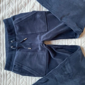 Juicy Couture - Säljer ett par mörkblå mjukisbyxor från Juicy Couture i storlek XXS 💖Byxorna har en bekväm passform med snörning i midjan och praktiska fickor med knappar både fram och bak. Perfekta för en avslappnad stil hör av er vid frågor ! 💫