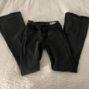 Svarta bootcut jeans från vero Moda - Snygga svarta lågmidjade bootcut jeans från vero Moda. Skirv för mer bilder pris kan diskuteras 💕