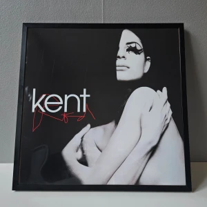 Kent - Albumaffisch, 31.5x31.5cm - Kent - Röd albumaffisch, 31.5x31.5cm   Helt ny - Passar bra i IKEAs tavelram Lomviken!  Tryckt på glossy 240gr papper  Skickas i papprulle - Ramen ingår inte!