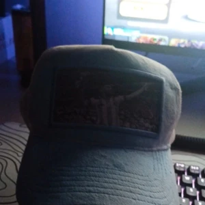 Ljusblå keps med fototryck - Snygg ljusblå keps med ett fototryck på framsidan. Kepsen har ett nätmaterial baktill för bättre ventilation och en justerbar rem för perfekt passform. Perfekt för sportiga tillfällen eller som en stilren accessoar. Skriv om ni har några funderingar eller frågor 