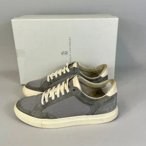 Brunello Cucinelli Sneakers - - Skick 7/10 Lagad i hälen  - Tillbehör: Box  - Storlek: 42