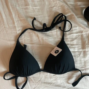 Svart bikiniöverdel - Svart bikiniöverdel i push up. Från bikbok, med prislappen kvar. Har glömt bort den och nu är den för liten. Jättefin passform!🖤🩷❤️