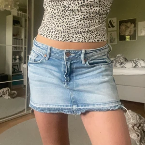 Jeanskjol - Säljer denna jättefina lågmidjade kjol💕💕Mått uppifrån och ner: 27 cm, midjemått: 41 cm. Pris kan diskuteras!