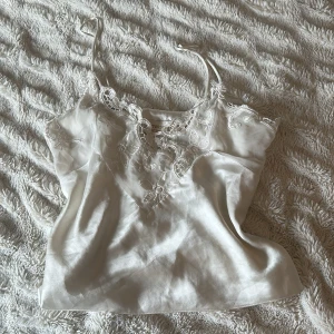 Beige topp från Victorias secret  - Den är satin med spets dekorationer. Ställ gärna frågor 