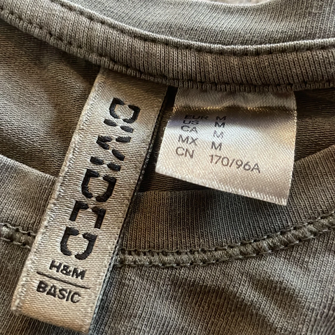 Grå basic t-shirt från H&M - 1