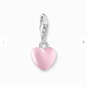 Rosa hjärthänge från Thomas Sabo - Superfint hänge från Thomas Sabo i form av ett rosa hjärta med silverfärgat fäste. Perfekt att sätta på ett armband eller halsband för en söt och personlig touch.