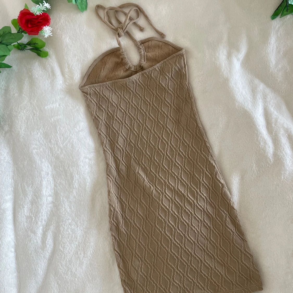 Beige ribbad halterneckklänning från H&M - 1
