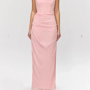 Rosa balklänning från house of cb - Andvänt en gång men har lite smuts längst ner, annars bra skick. 