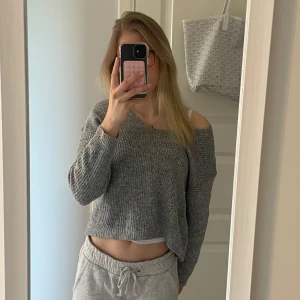 Off shoulder tröja - Säljer en grå off shoulder tröja med croppad passform (stickad). Storlek S🤍🫶🏽