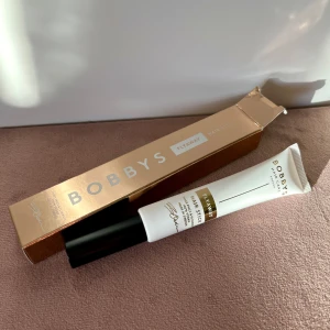 BOBBYS Flyaway Hair Stick - Aldrig använd och öppnades för första gången nu för att ta bild. Säljs pågrund av att den inte kommer till användning. Ny pris ligger på 179kr 💕