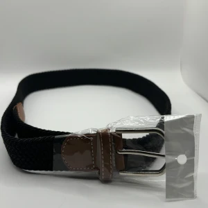 Svart flätat bälte ifrån Revenite  - Svart flätat bälte ifrån Revenite.                                                     Aldrig använt ✅.                                                                          Rabbat om man följer 🙌.                                                           100 cm justerbar storlek 