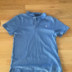 Blå piké från Polo Ralph Lauren - Mycket bra skick, oklar storlek, står xl men sitter som S/M