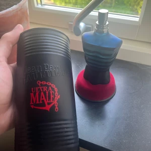 Jean Paul Gaultier Ultra Male Eau de Toilette - Säljer denna otroliga parfym, Jean Paul Gaultier  125 ml ultramale använd lite grann, som ni ser men garanterat 100 ml plus kvar som ni ser. Sjukt trevlig parfym ganska sött men ändå fräsch. Hör gärna av er om ni har några frågor!🙌🙌