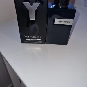 Y LE parfym  - Mycket fräsch parfym som håller super bra och den är helt ny.