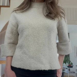 Beige stickad tröja - Mysig beige stickad tröja med hög hals och uppvikta ärmar💕💕