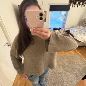 Beige stickad tröja från Gina Tricot - Mysig beige stickad tröja från Gina Tricot i storlek XS. Tröjan har lång ärm, rund halsringning och en något loose passform. Perfekt för kyligare dagar och enkel att matcha med jeans eller kjol.