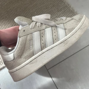 Adidas campus skor - storlek 36 väldigt bra skick. Denna modell är lite speciell från de andra då denna är lite ” lurvig”. Går att rengöra ser det ut som nya igen!☺️