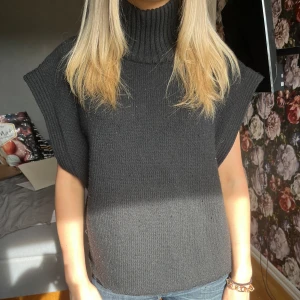  stickad poloväst  - Säljer en svart stickad väst med polokrage, skriv för fler bilder eller frågor🤌🏼🤌🏼