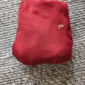 Vinröd hoodie från Fabletics XS - Säljer en vinröd hoodie från fabletics. Tröjan har huva med magficka och ribbade muddar vid ärmslut och nederkant. Perfekt för dig som gillar en enkel och stilren look. Nypris=1000kr, mitt pris=299