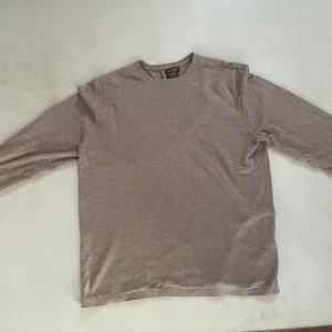 Beige cashmere  tröja från Massimo Dutti - Säljer en stilren beige cashmere tröja från Massimo Dutti. Tröjan är tillverkad i en lyxig blandning av bomull, silke och kashmir vilket gör den mjuk och skön. Perfekt för dig som gillar klassisk och enkel stil. Pris 199 !✅ Detta pris gäller endast tills 2 maj så tveka inte! Skriv vid minsta fundering🤗 Mvh// Revault