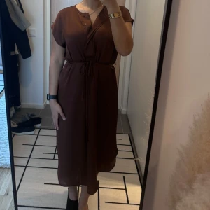 Brun omlottklänning med knytband - Köpt från H&M, storlek XS pris 100 kr.