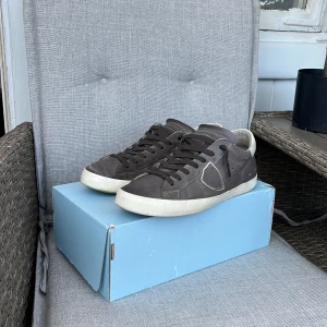 Philippe model - Säljer ett par philippe model skor i storlek 42 för att dom är försmå och vill ha ett par nya till sommaren box medföljer!