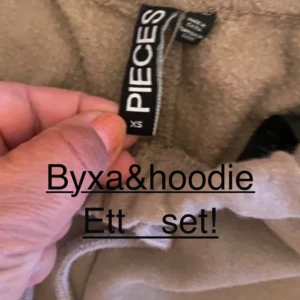 Diamond Painting Greeting Cards - Säljer ett set med Diamond Painting Greeting Cards. Innehåller fyra kort (13x13 cm) med olika motiv: tårta, presenter, ballonger och blommor med texten 'Best Wishes'. Perfekt för pyssel och kreativa projekt.