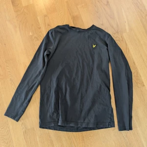 Långärmad tröja från Lyle & Scott - Säljer en långärmad tröja från Lyle & Scott med rund halsringning och den klassiska gula loggan broderad på bröstet. Perfekt för en stilren och avslappnad look. Motsvarat 158/164 I storlek. (Det står 14/15 men jag tycker den är ganska liten. Skulle hellre säga 13/14)