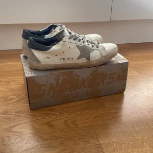 Golden Goose vita sneakers  - Säljer dessa feta golden goose som är perfekta nu till sommaren. Säljer de för att de inte används. Skorna är i fint skick, endast en defekt som lätt går att fixa genom att enkelt limma ihop sulan. (Se bild 4)