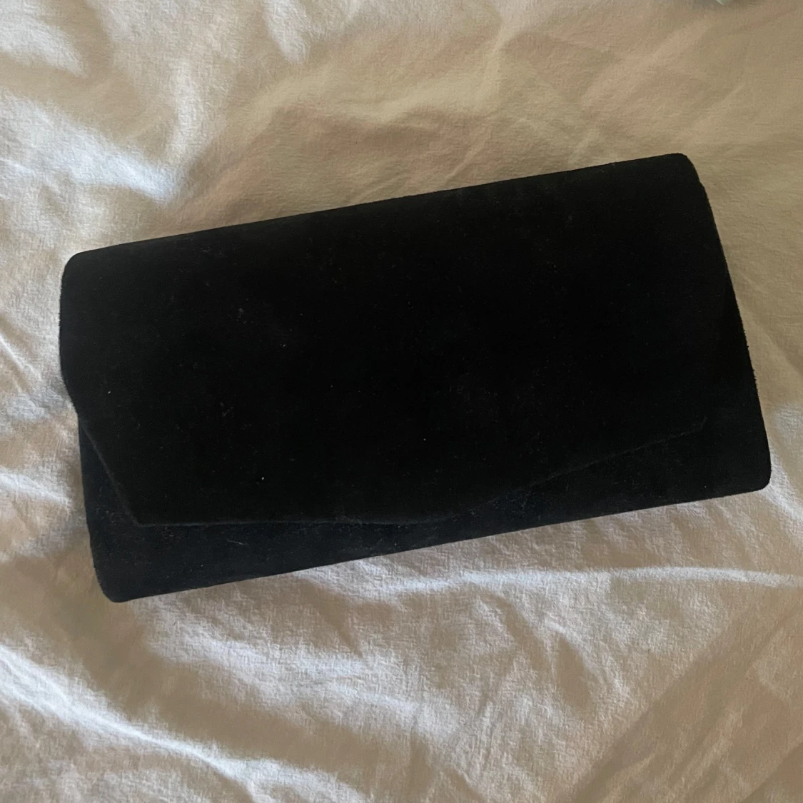 Svart kuvertväska med guldkedja