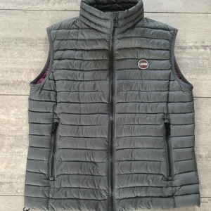 Grå dunväst från Colmar - Snygg grå dunväst från Colmar storlek s  