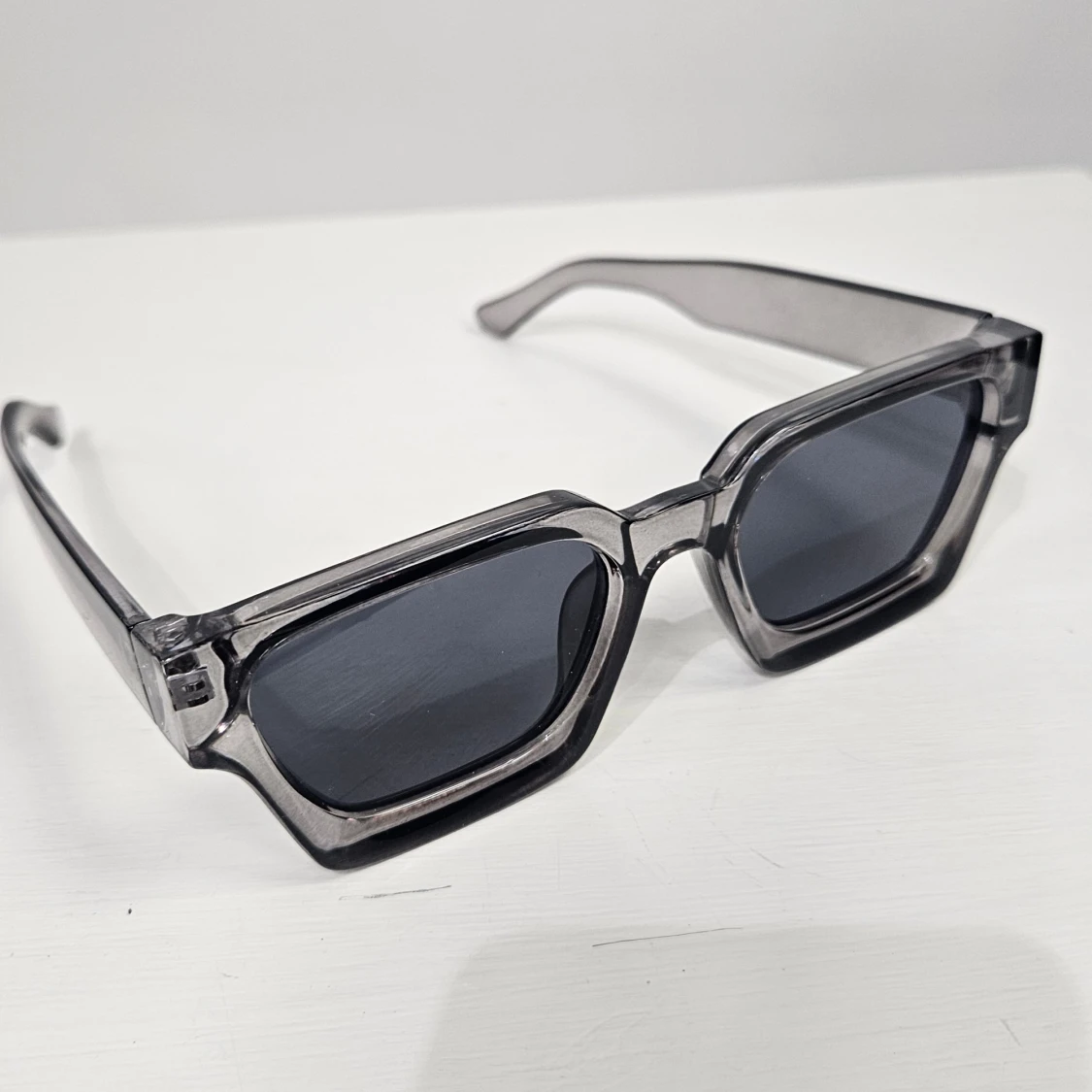 Grå fyrkantiga solglasögon - 1