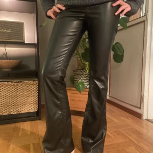 Skinnbyxor - Jätte coola skinbyxor från H&M! Jätte bra skick☺️