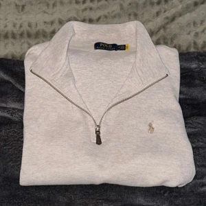Ralph Lauren Half Zip  - Säljer en beige Polo Ralph Lauren half zip. Väldigt bra skick, äkta såklart! Hör av er vid frågor. Slutsåld nästan överallt, nypris ca 2000 Liten minifläck på ryggen som knappt synns men annars helt perfekt