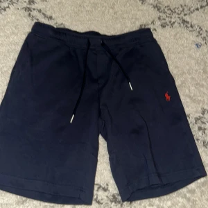 Marinblå shorts från Polo Ralph Lauren - Säljer mina Ralph Lauren shorts som jag köpte för nån vecka sen. De är använda 2gr och har ingen skillnad från ett par helt nya. Säljer dem eftersom de är lite för stora gör mig
