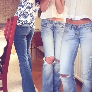 Ljusblå slitna bootcut jeans - Säljer nu mina FAVVO jeans, dem är mycket väll använda, köptes för några år sen, dem har två stora hål på knäa som gör en vintage look, dem är mycket light washed och är så perfekta under både sommaren och vintern. Tyvärr så passar dem inte längre! Dem har en defekt som är delvis stor, den är på baksidan under fickan där ett hål skapats, där har ett jeanstygs lapp syts på insidan som täcker hålet. Jag tycker det ser mer vintage ut och har inte varit något problem för mig. Storleken är 25/32 .❤️