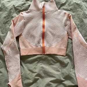 Tränings tröja/kofta - Söt tränings tröja/kofta, knappt använd men saknar lapp. Passar XS/S. 