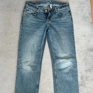 Blå jeansbyxor från Arrow - Klassiska blå low waisted jeansbyxor från weekday med raka ben och normal passform. De är använda få gånger. Nypris är 650:- mitt pris 300:-