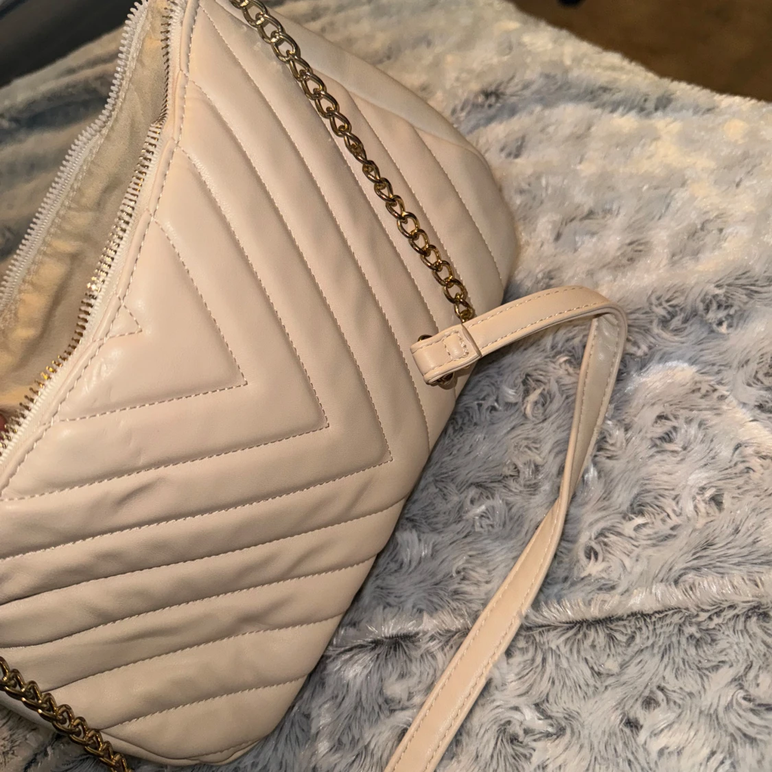 Beige quiltad axelväska med kedjedetalj - 1