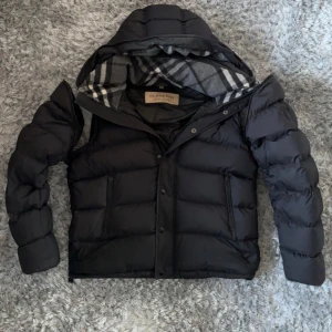 Burberry Väst / Jacka XL - Burberry Lokwell Puffer Down Jacka/Väst 56/XL  Säkra din vinterjacka samtidigt som du kan säkra en otroligt fin väst!  Storlek: 56 (Ungefär XL) Skick: 8/10 Pris: 8900kr  Tveka inte att höra av dig vid minsta frågan!