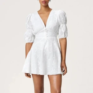 Adoore klänning - Säljer denna suuuuper fina klänningen från Adoore!! Perfekt till studenten eller sommaren!💞💞 nypris 1495💞💞inga defekter!! skriv för fler bilder💞 pris kan diskuteras 