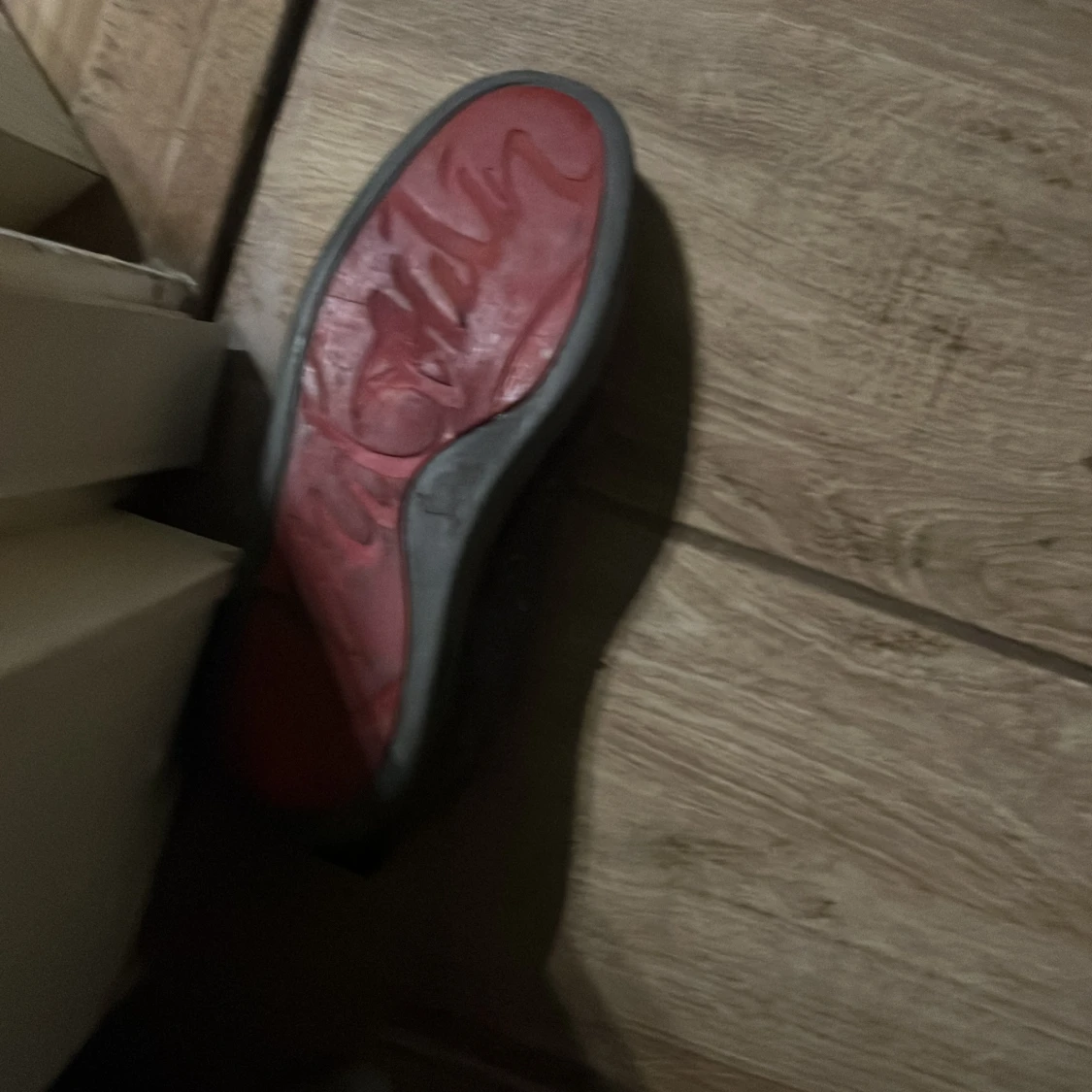 Svarta sneakers med nitar och röd sula - 1