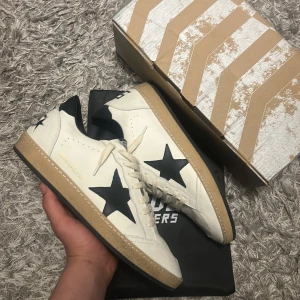 Golden Goose skor - Golden Goose Ballstars i en stilren svart/vit färg! Skick: 9,3/10🥂 Pris: 2799🎗️ Storlek: 44♣️ Snabbaffär = priset sänks-SERIÖSA BUD🔓