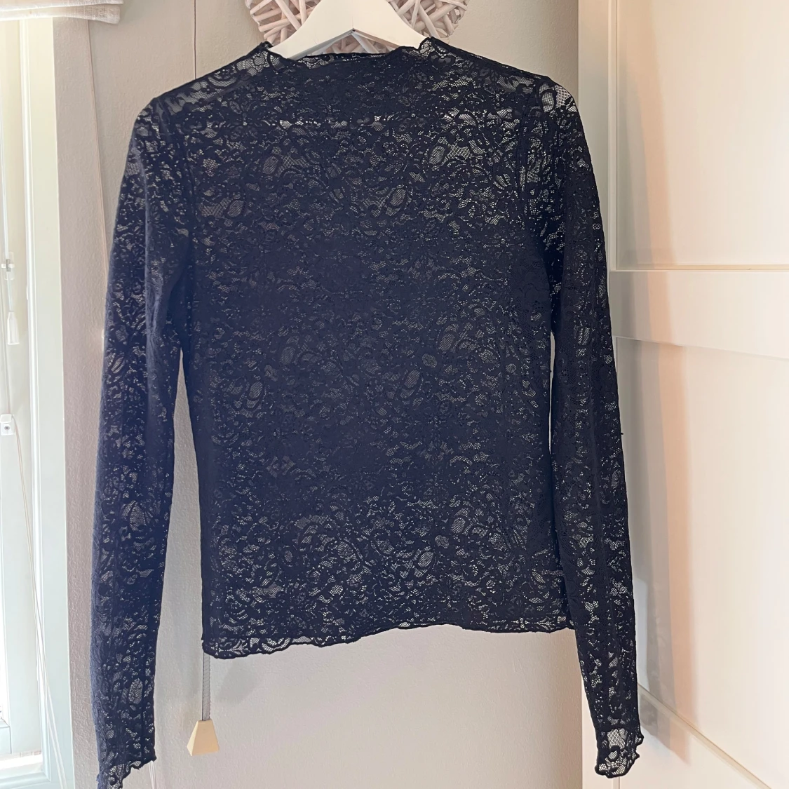 Svart spetsblus från Monki