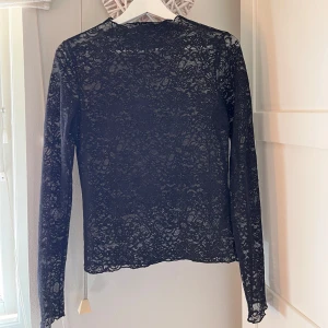 Svart spetsblus från Monki - Superfin svart långärmad spetsblus från Monki. Pris går att diskutera 