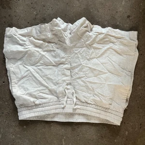 Hm linne shorts  - Hm linneshorts. Bra skick bara skrynkliga i bilden. 