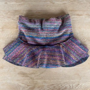 Färgglad stickad kjol från ASOS DESIGN - Stickad kjol från ASOS DESIGN i färgglada nyanser med volang nertill. Går att vika ner för lågmidja (se bild 1 & 2) men går även att ha i högmidja (bild 3) 🤍